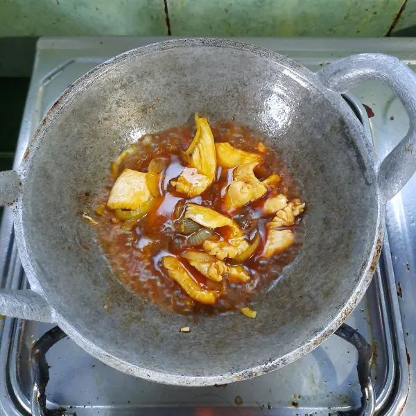 Tambahkan air, masukan lada, saus tiram, minyak wijen dan gula pasir masak hingga ayam matang dan air berkurang.