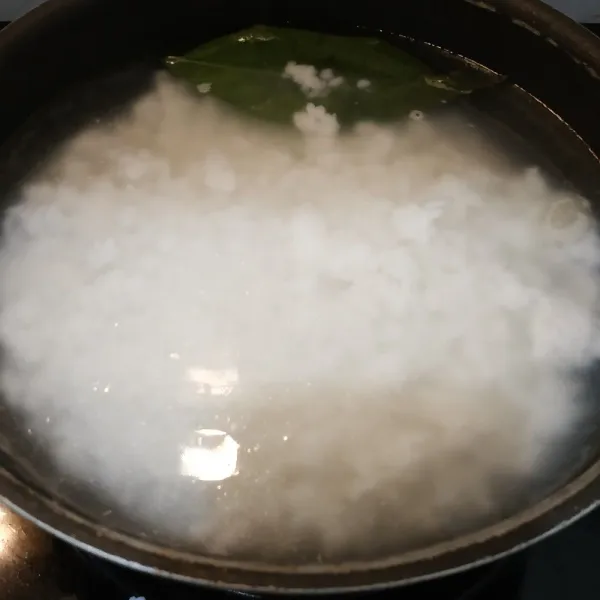 Setelah mendidih, masukkan nasi,daun salam, dan kaldu ayam. Masak hingga teksturnya menjadi bubur.
