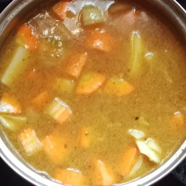 Beri air lalu masak hingga mendidih dan kentang wortel empuk, beri garam dan kaldu jamur bubuk lalu koreksi rasa.