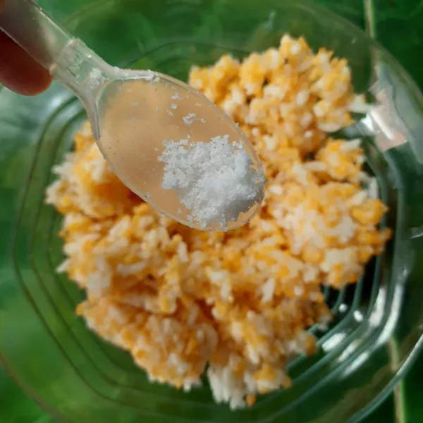 Setelah nasi jagung matang tambahkan garam aduk rata.