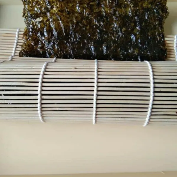 Gulung dengan bantuan bamboo mat, padatkan.
