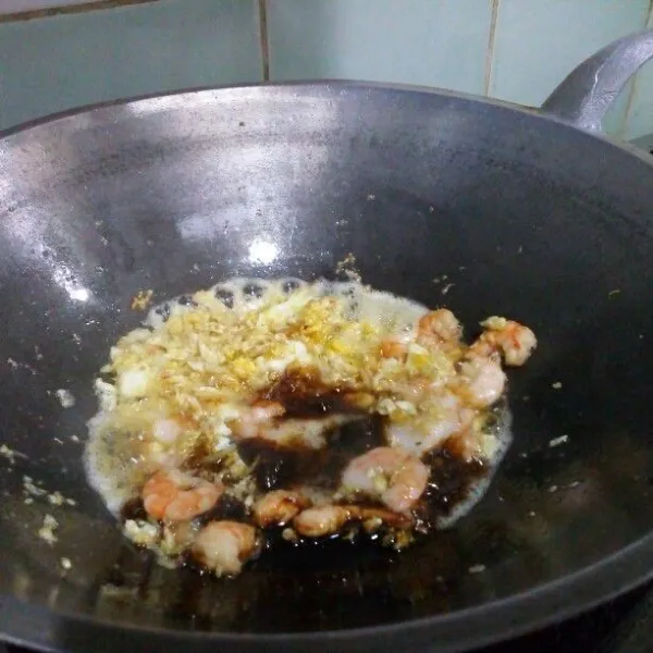 Masukkan kecap asin, saus teriyaki, kecap manis, merica bubuk, kaldu & cabe bubuk, tuangi air, aduk rata.