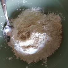 Campurkan tepung terigu, tepung beras, merica, garam kaldu jamur, dan bawang putih bubuk. Aduk rata.