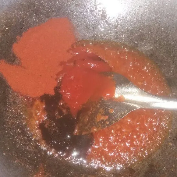 Lalu tambahkan saus tiram, saos tomat, cabai bubuk, garam dan juga gula. Aduk hingga tercampur rata.