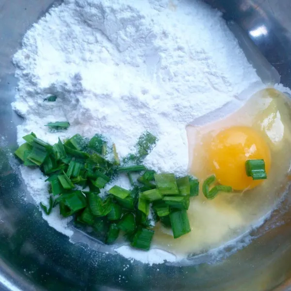 Siapkan tepung, garam, telur dan daun bawang dalam wadah