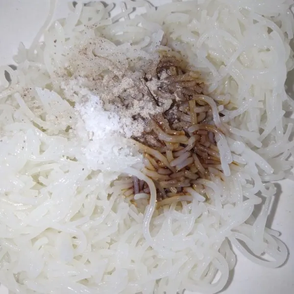 Masukkan bihun ke dalam mangkuk tambahkan kecap, garam dan merica.