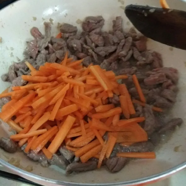 Masukkan potongan wortel. Tambahkam air, masak hingga agak empuk.