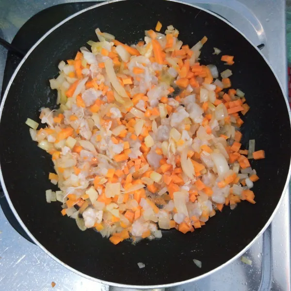 Lelehkan margarin. Tumis bawang putih dan bawang bombai sampai harum dan layu. Masukan udang dan wortel. Masak sampai udang berubah warna.