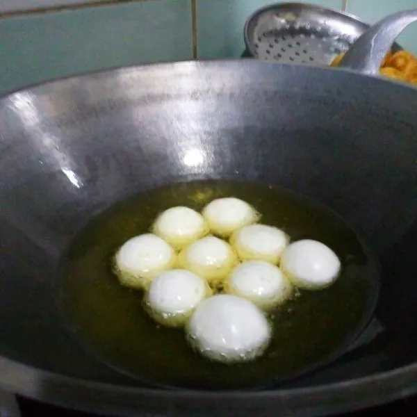 Panaskan minyak, goreng donat dengan api sedang sampai matang/kuning kecoklatan. Sajikan dengan taburan gula tepung.