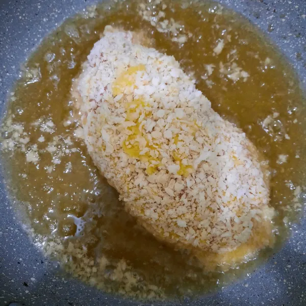 Setelah tepung panir menempel sempurna, goreng ayam hingga keemasan dengan minyak dan butter
