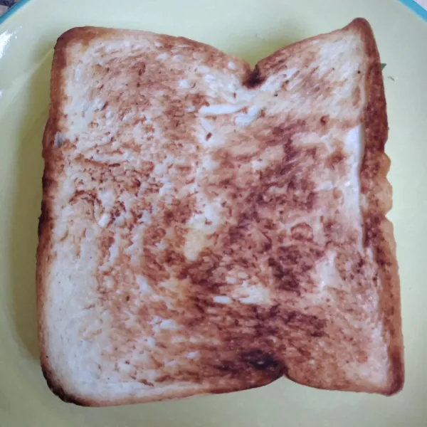 Tutup dengan roti panggang lagi.