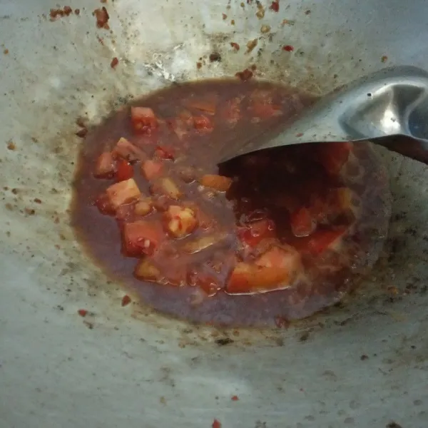Masukkan tomat dan tambahkan sedikit air. Biarkan hingga mendidih, lalu tambahkan gula merah, garam, kaldu, kecap, dan merica bubuk.