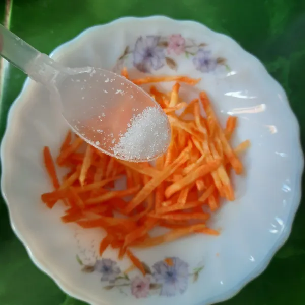 Siapkan salad beri wortel cuka, gula dan garam aduk aduk.