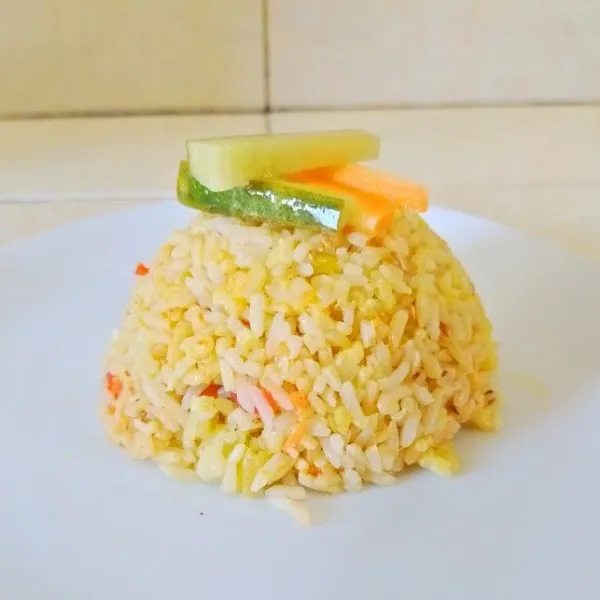 Hias sesuai selera dan sajikan selagi hangat dengan acar timun-wortel.