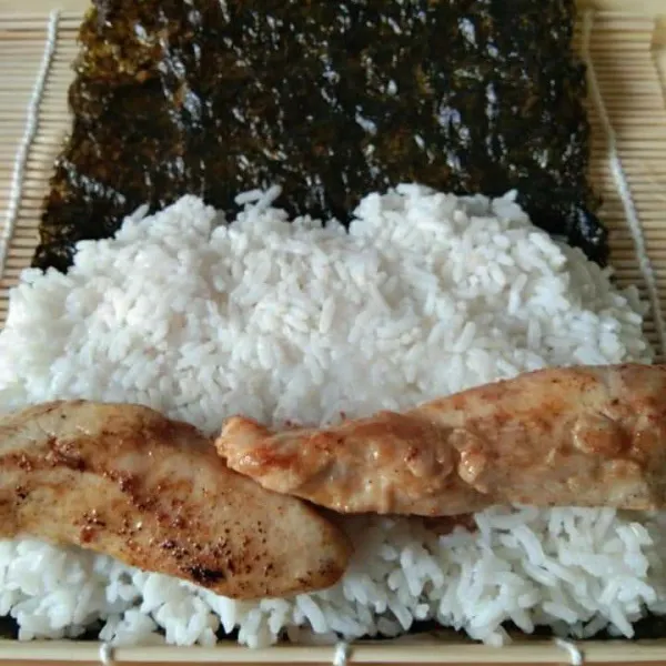 Tata daging ayam di atas cabe kering.