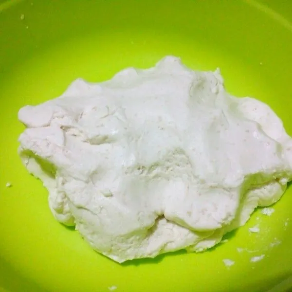 Tuangi air sedikit-sedikit, sambil diuleni sampai adonan tidak lengket di tangan dan bisa dipulung.