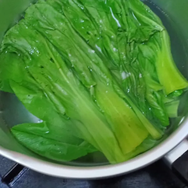 Potong ujung pakcoy, cuci bersih, lalu rebus selama 1 menit, tiriskan