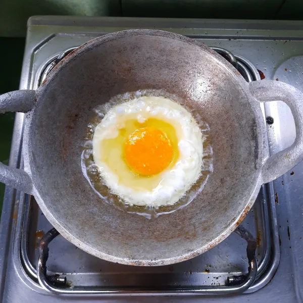 Goreng telur sesuai kematangan yang diinginkan.