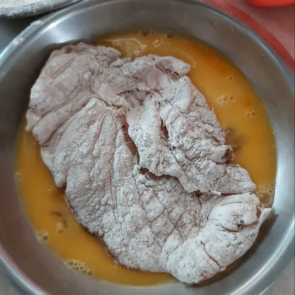 Kemudian celupkan rata di telur.