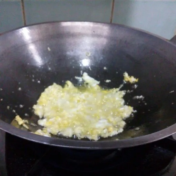 Panaskan 3 sdm minyak dalam wajan, buat orak arik telur, sisihkan di tepi wajan.