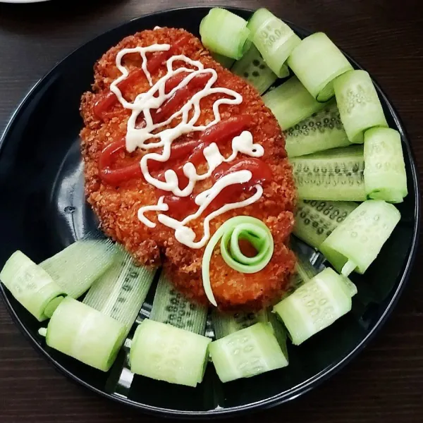 Chicken katsu siap dihidangkan bersama timun untuk lalapan dan mayonnaise serta saus tomat buat cocolan.