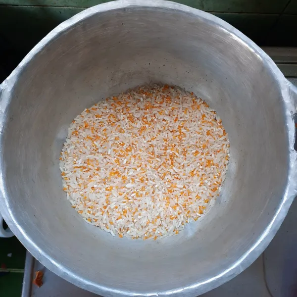 Cuci bersih beras dan jagung tumbuk lalu tanak hingga matang.