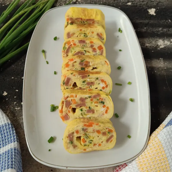 Potong-potong gyeran mari dan sajikan dengan saos sambal/mayonais.