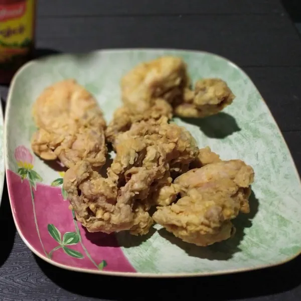 Ayam goreng : campur tepung terigu dan maizena, tambahkan sedikit garam dan merica bubuk. Bagi menjadi dua bagian untuk adonan basah dan kering. Celup ayam ke adonan basah dahulu kemudian masukkan ke adonan kering. Goreng hingga matang, sisihkan.