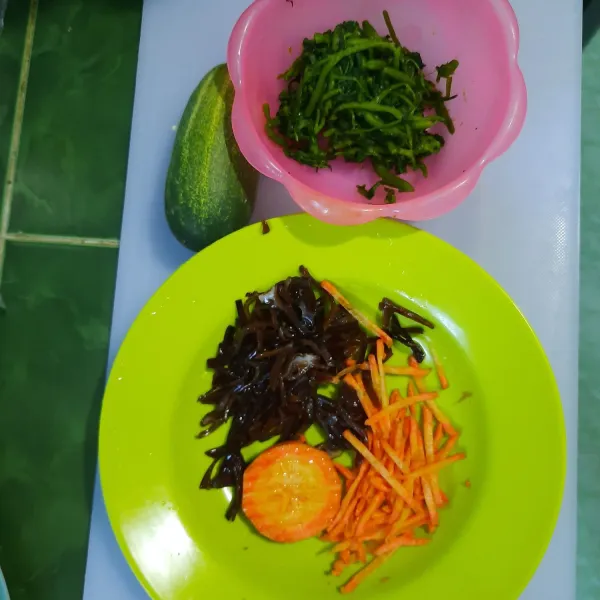 Siapkan semua bahan sayur-mayur.