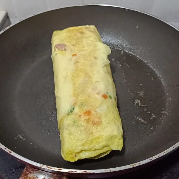 Setelah semua adonan kocokan telur habis dan tergulung rapi, tutup teflon dan masak telur beberapa saat supaya telur bagian dalam matang. Note: jangan terlalu lama supaya bagian kulit telur tidak berwarna coklat.