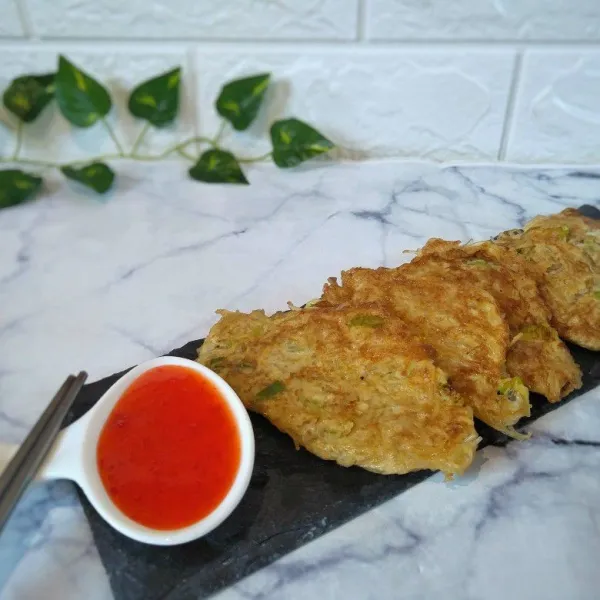 Tiriskan dan sajikan dengan saus sesuai selera.