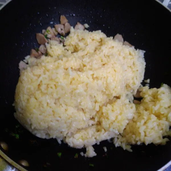 Masukkan nasi telur aduk rata. Masak hingga telur matang.