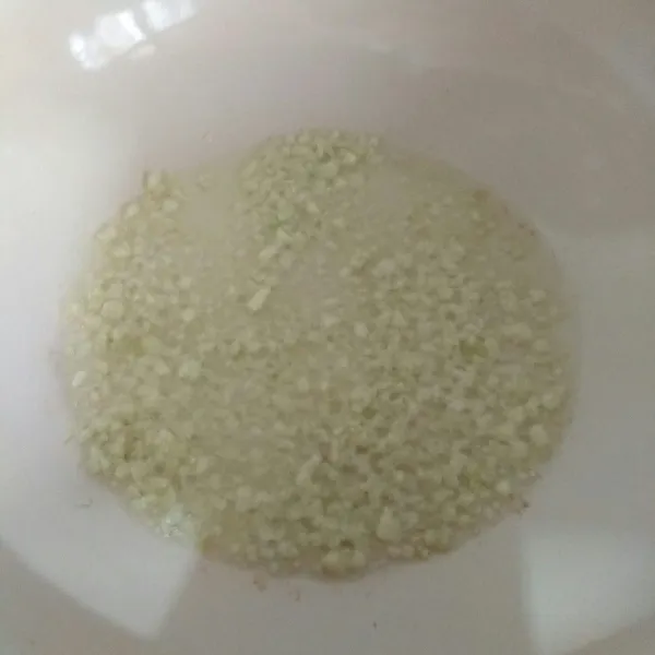 Tumis bawang putih hinga harum.
