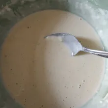 Tambahkan air ke dalam  adonan tepung yang tersisa. Pastikan teksturnya sedikit kental.