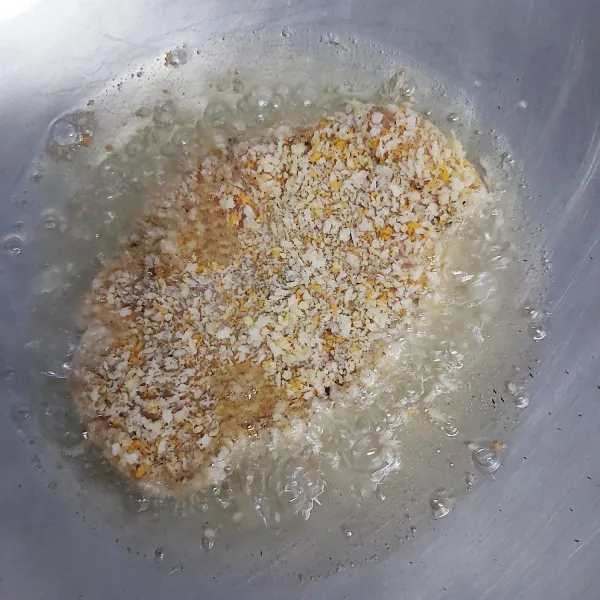 Panaskan secukupnya minyak masukkan daging ayam.
