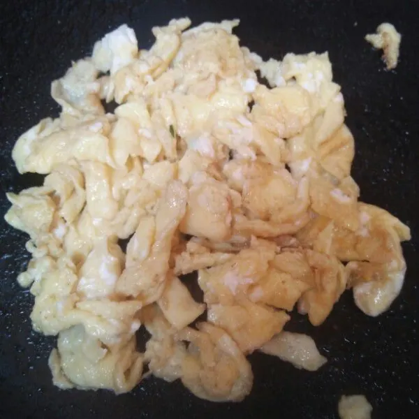 Kocok telur, beri sedikit garam lalu lelehkan margarin, dadar telur dibentuk orak arik lalu sisihkan.