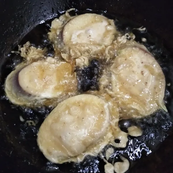 Goreng dalam minyak panas hingga matang.