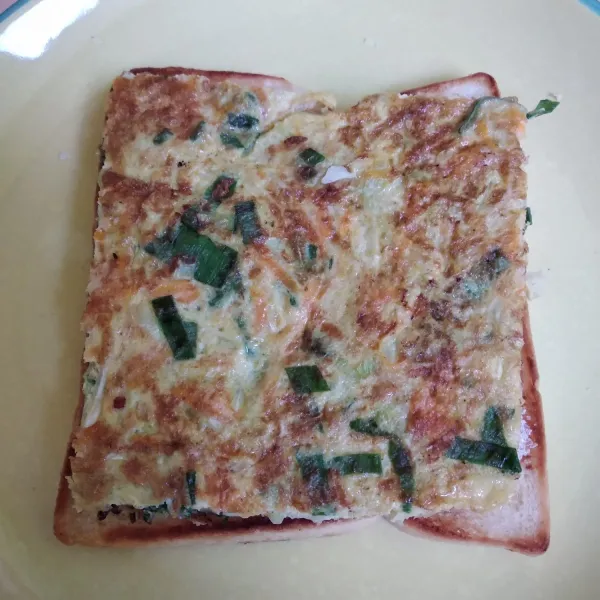 Letakkan telur goreng di atasnya.