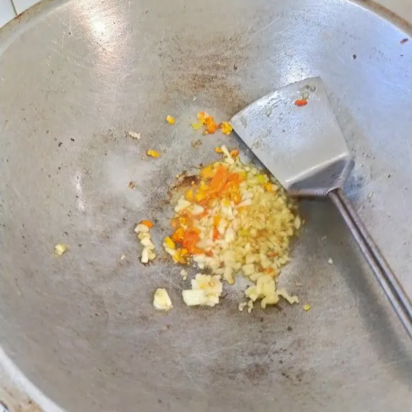 Tumis bawang putih dan cabe rawit dengan minyak wijen.