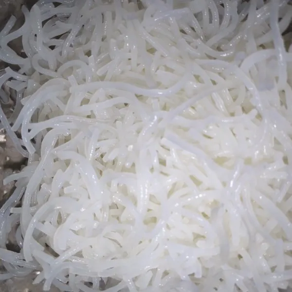 Rendam bihun dengan air panas selama 5 menit. Tiriskan.