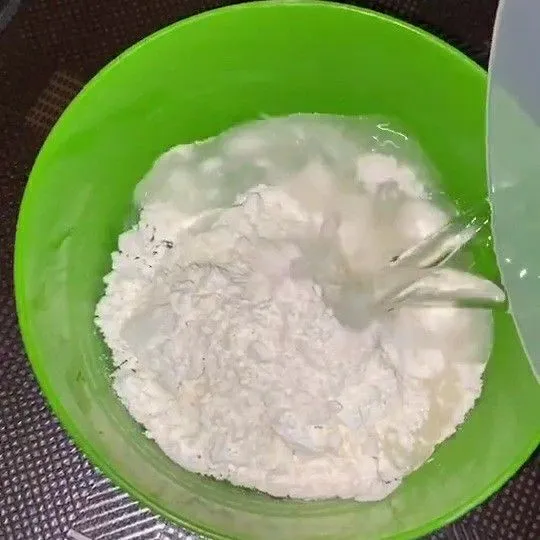 Membuat kremesan: Larutkan tepung tempura dengan air. Aduk rata.