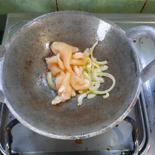 Masukan potongan ayam.