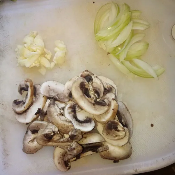 Cuci bersih jamur, bawang bombay dan bawang putih,kemudian iris tipis - tipis.