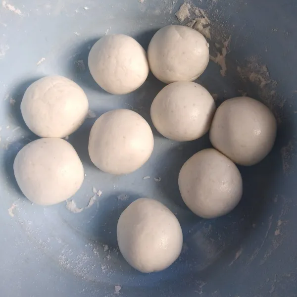 Timbang adonan seberat 15 g, bulatkan. Lakukan hingga adonan habis.