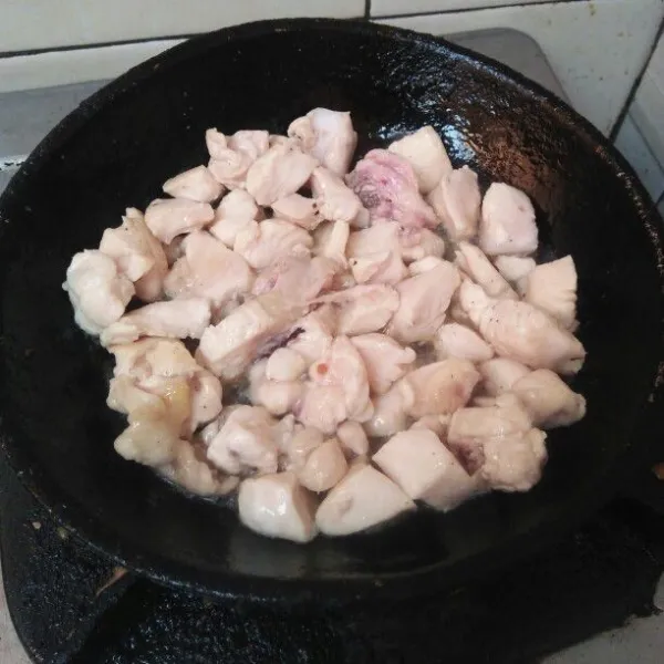 Tuang 1 sdm minyak goreng lalu, masukkan dada ayam dan masak hingga setengah matang.
