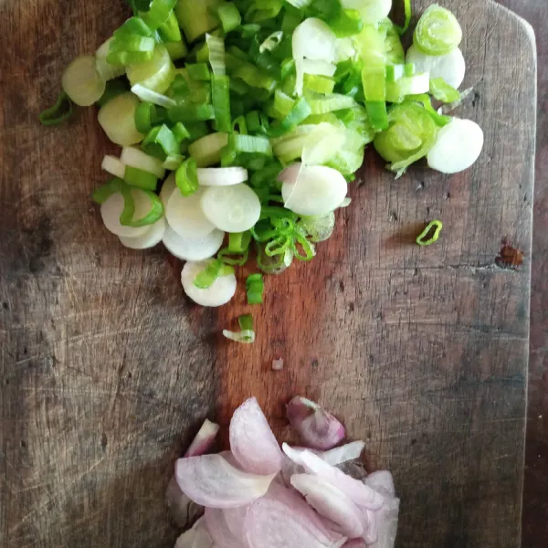 Iris bawang merah dan daun bawang.