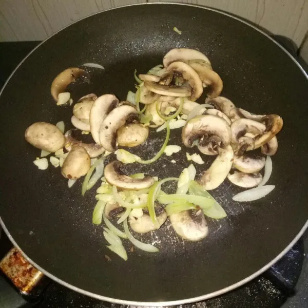 Siapkan pan, panaskan minyak. Tumis bawang putih dan bombay sampai harum. Masukkan jamur, aduk rata sampai jamur layu.