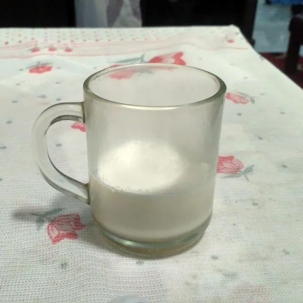 Buat buttermilk, caranya dengan mencampur susu hangat dan jeruk nipis, lalu diamkan 5 menit