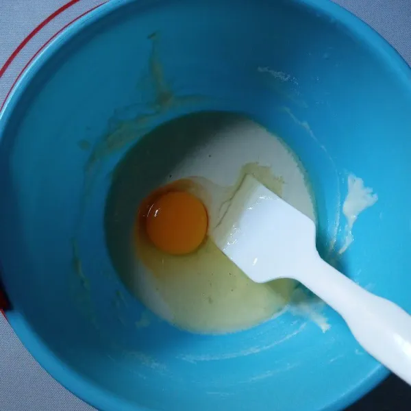 Masukkan telur, aduk rata lagi.