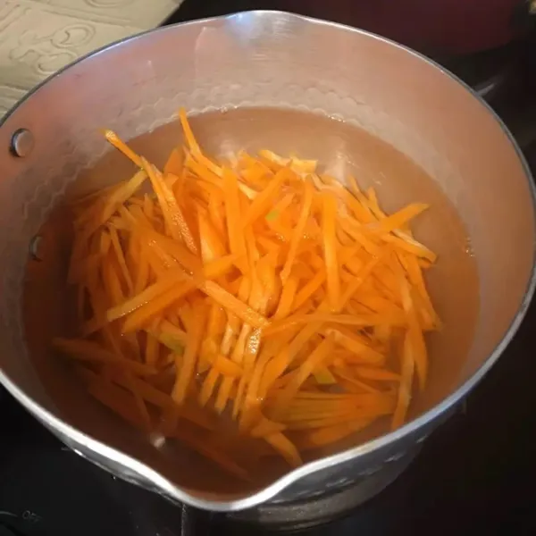 Rebus air hingga mendidih dan masukkan wortel, saat wortel setengah matang, masukkan bayam. Rebus sebentar saja.